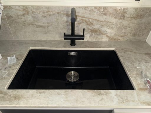 Instalación de grifo y fregadero marca blanco.